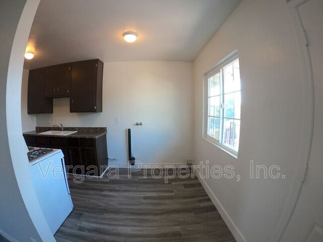 Building Photo - 1083 E 7th St