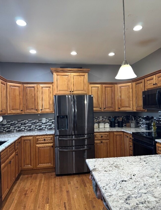 Building Photo - *** Move-in SPECIAL - $2395.00 ***