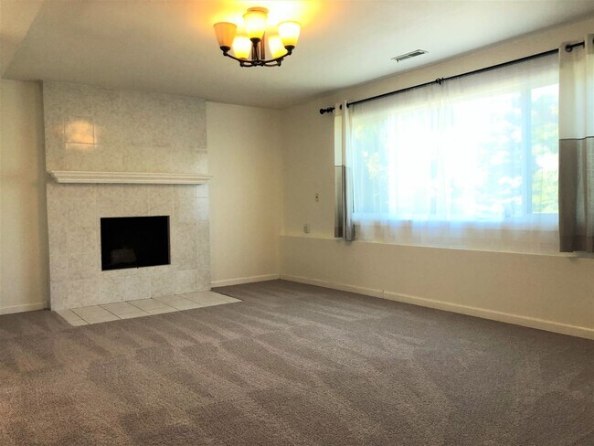 Building Photo - Fantastic Kirkland Home Available with Lar...
