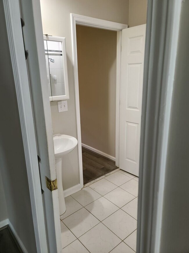 Building Photo - Freshly renovated and low maintenance