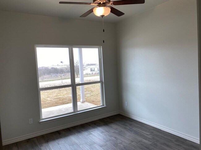 Building Photo - 525 CR 306
