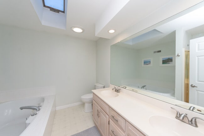 Building Photo - 127 Moorland Ct