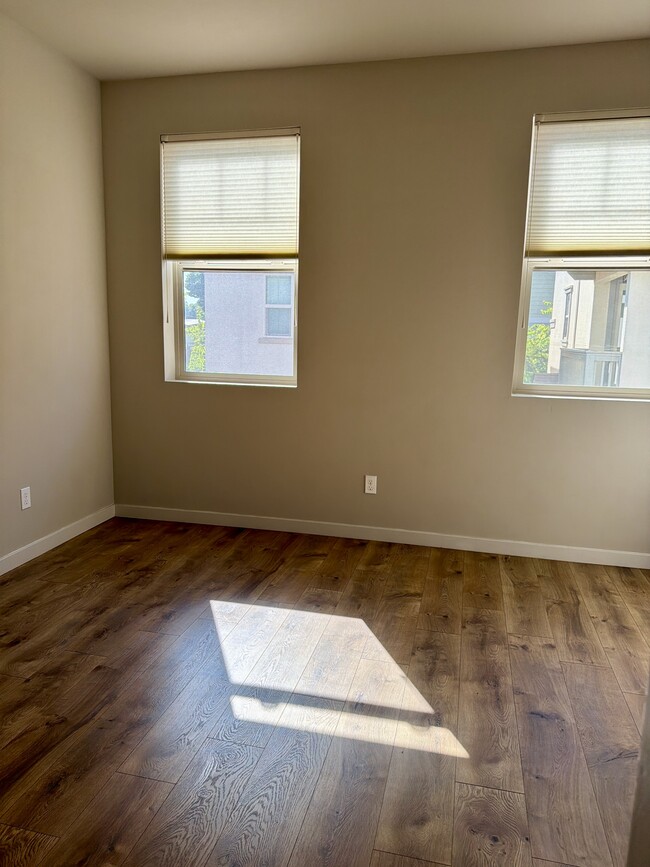 Building Photo - 489 McClatchy Way