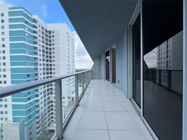 Building Photo - 1010 SW 2nd Ave