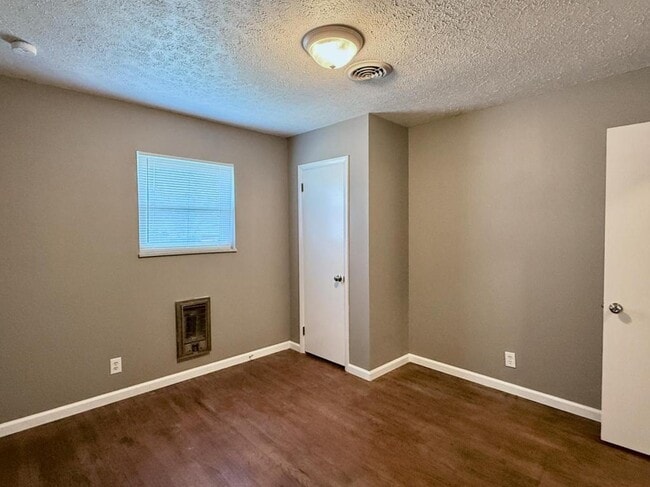 Building Photo - 103 York Dr