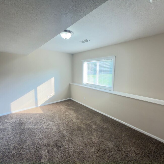 Building Photo - 4443 Hillrise Ct NE