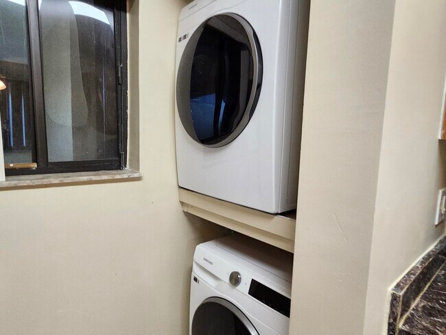 Building Photo - 545 Trace Cir