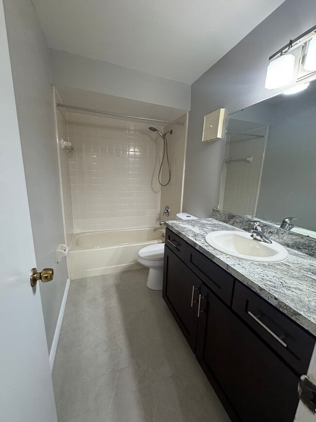 Building Photo - 2 bedroom + loft, 2 bathroom townhome near UCF