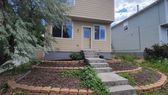 Building Photo - Single Family 3 Bed, 2.5 Bath Home - Avail...