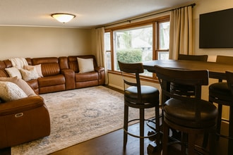 Building Photo - Immediate Move In- Fully Furnished Short T...