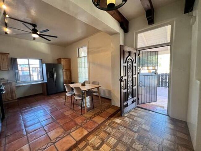 Building Photo - Historic Barrio Home Downtown Tucson