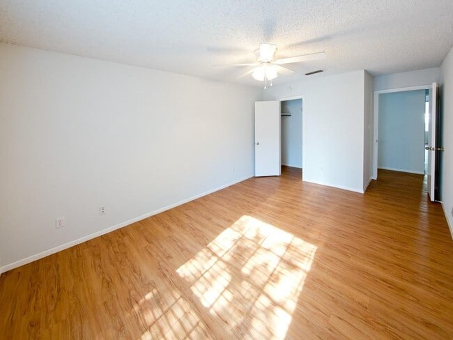 Building Photo - 6534 E Hill Dr