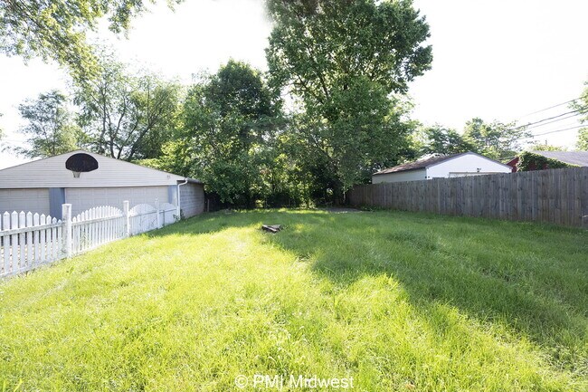 Building Photo - "Charming 2-Bed Home with Gleaming Hardwoo...