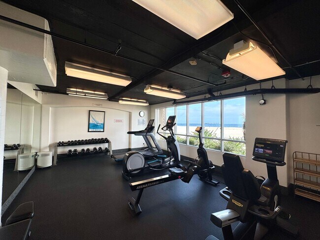 Building Photo - Gorgeous 3 Bed, 2 Bath Unit with Ocean Views