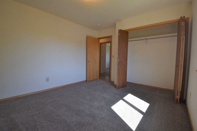 Building Photo - 3BD, 1BA Top Floor Unit
