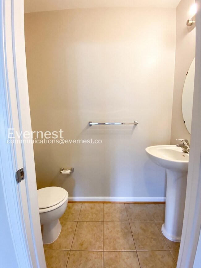 Building Photo - 3 Bed/3 Bath Townhome with Garage / Pet-Friendly / Available Soon!
