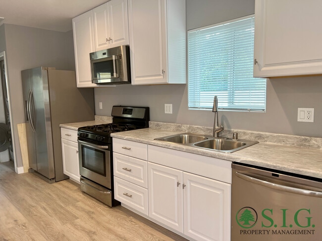 Building Photo - 11516 Kelowna St