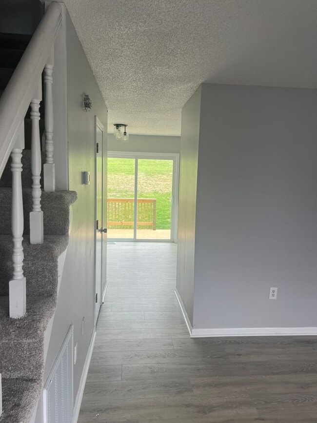 Building Photo - UPDATED 2 BEDROOM TOWNHOUSE WITH COMMUNITY POOL