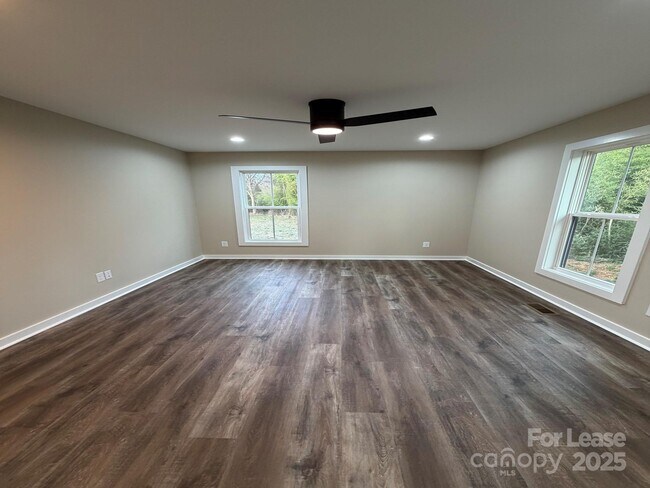 Building Photo - 620 W Bell St