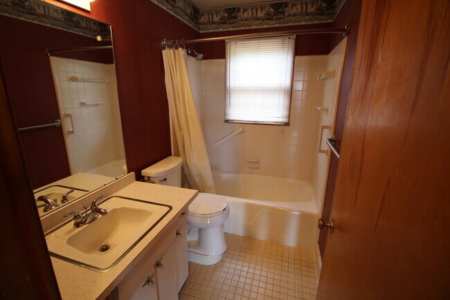 Building Photo - Three bedroom home off S Pope Lick Rd