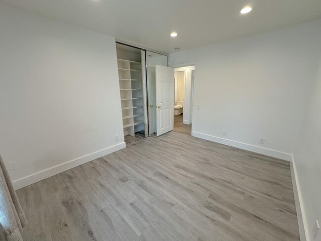 Building Photo - 25761 Serenata Dr