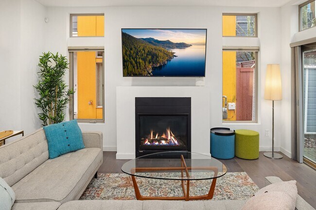 Building Photo - North Beacon Hill Townhome Living!