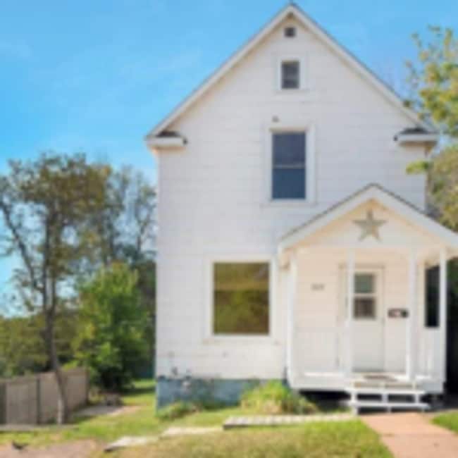 Building Photo - 319 N 22nd Ave W