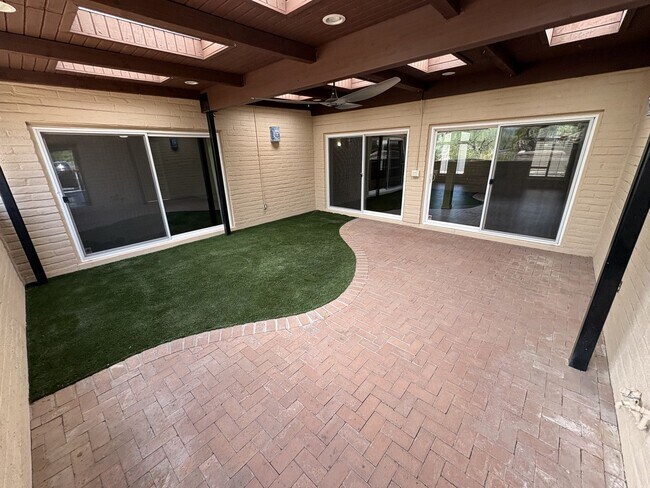 Building Photo - Highly sought community of Colonia Verde