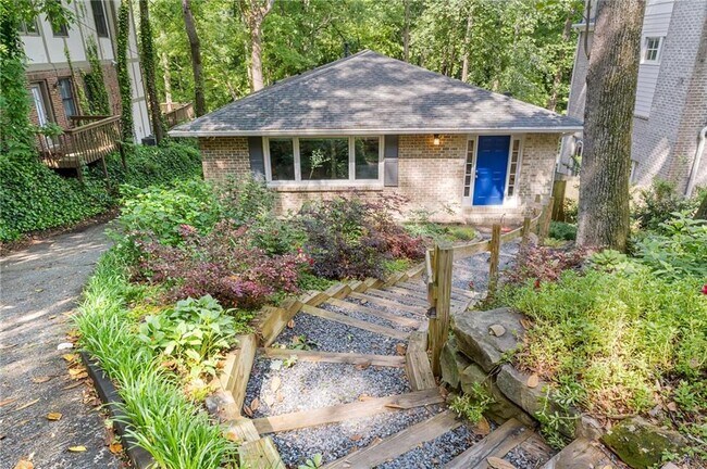 Building Photo - 486 Lakeshore Dr NE