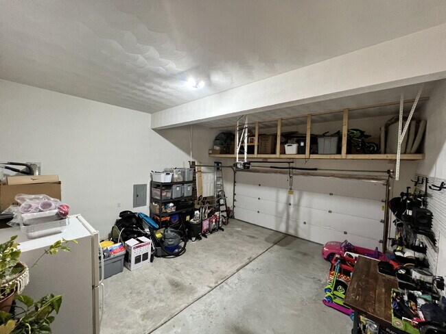 Building Photo - Spacious 4 bedroom home with POOL in sought after neighborhood and schools.