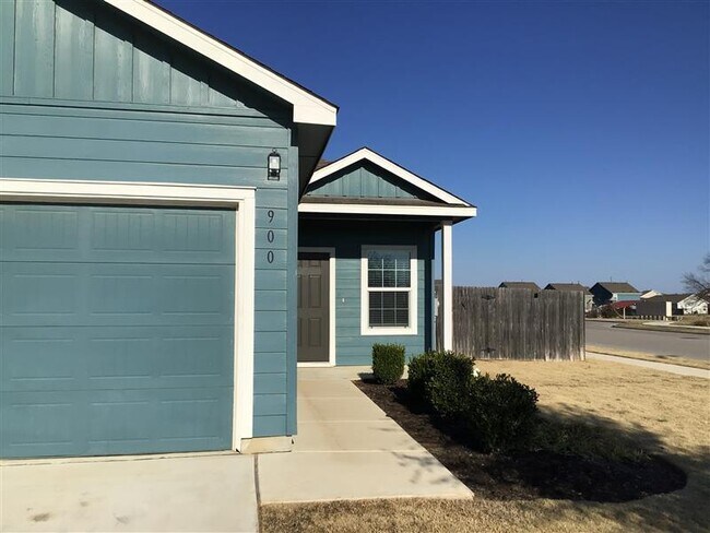 Building Photo - 900 Piney Cove