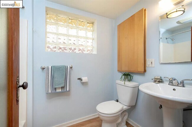 Bathroom - 3863 West St