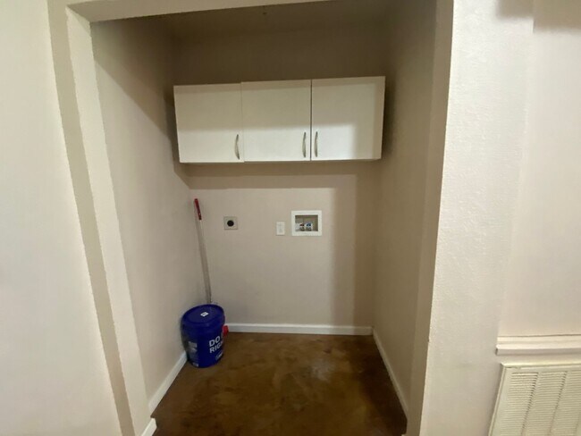 Building Photo - 1723 W Matthews Ave