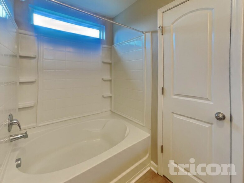 Building Photo - 1524 Hamilton Hills Dr