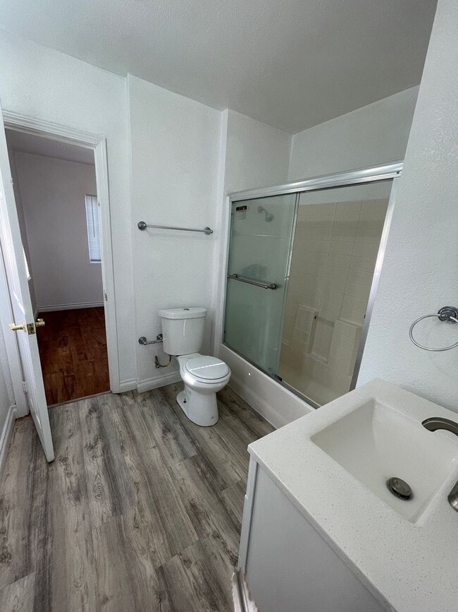 Building Photo - Large Upper 1 Bedroom 1 Bath in Long Beach!