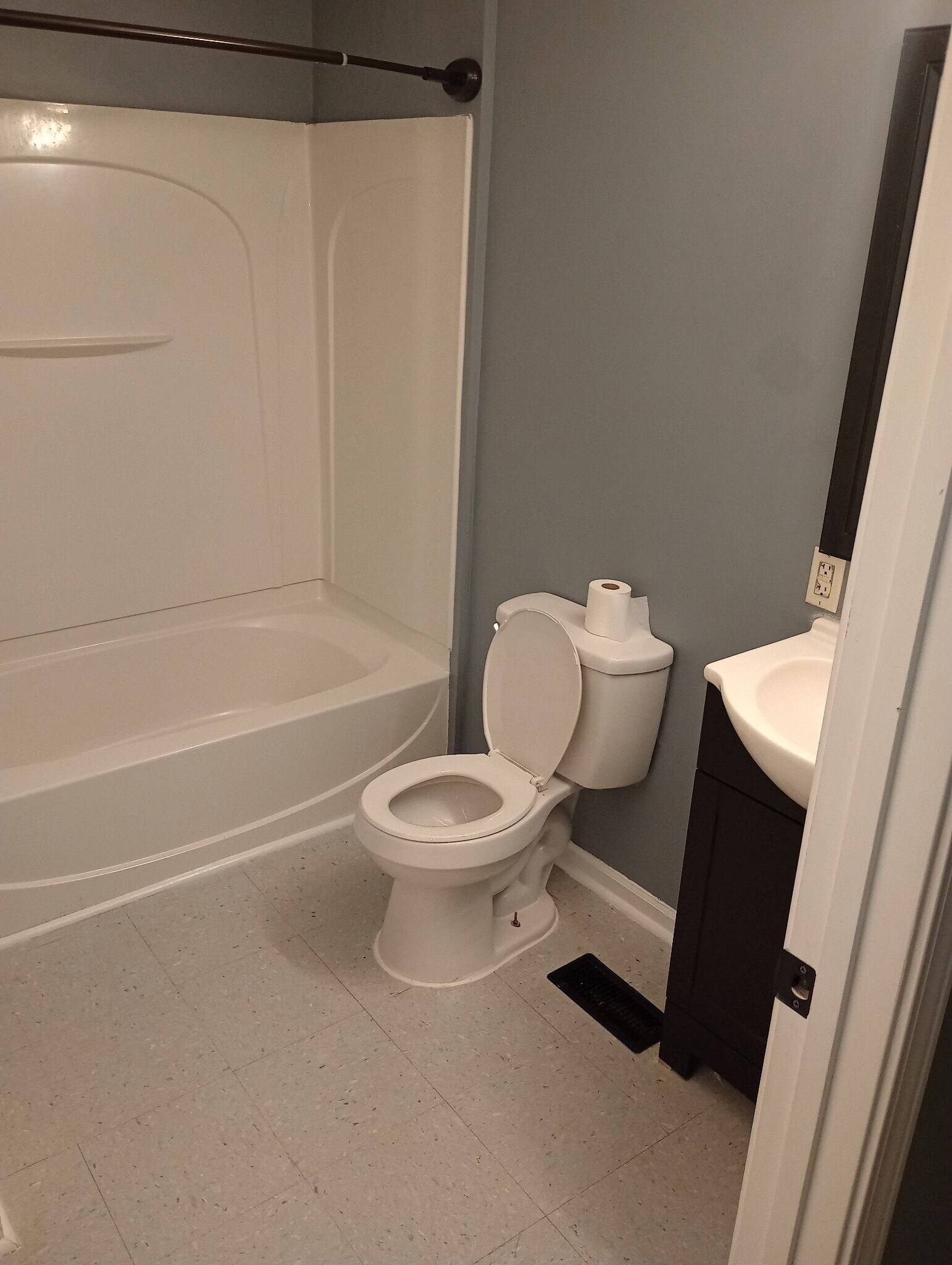 Upstairs bathroom - 3308 Kirby Ave