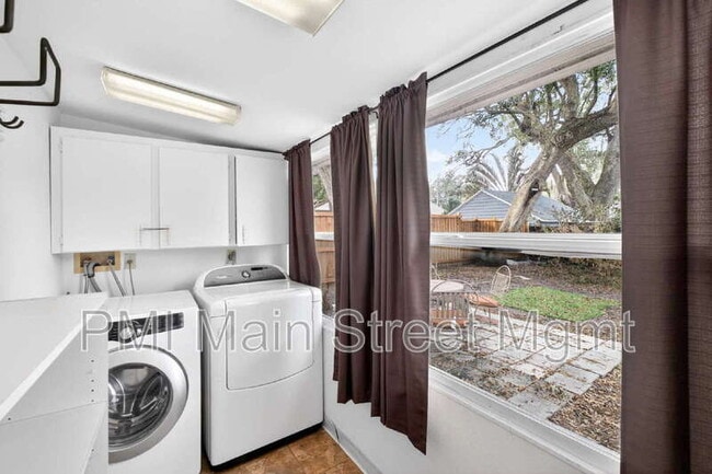 Building Photo - 413 E Miller St