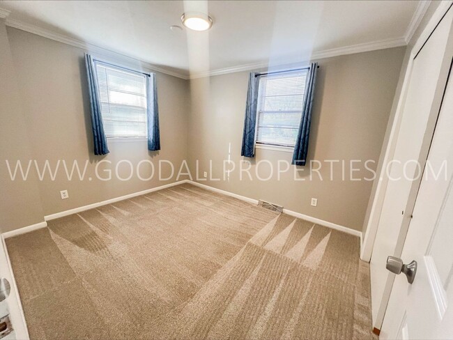 Building Photo - 3 Bedroom 1 Bath Duplex in Clive fenced ba...