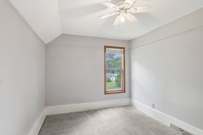 Building Photo - Charming 3-Bedroom Home for Rent in Lake M...