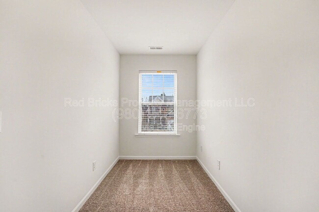 Building Photo - 1349 Middlecrest Dr NW