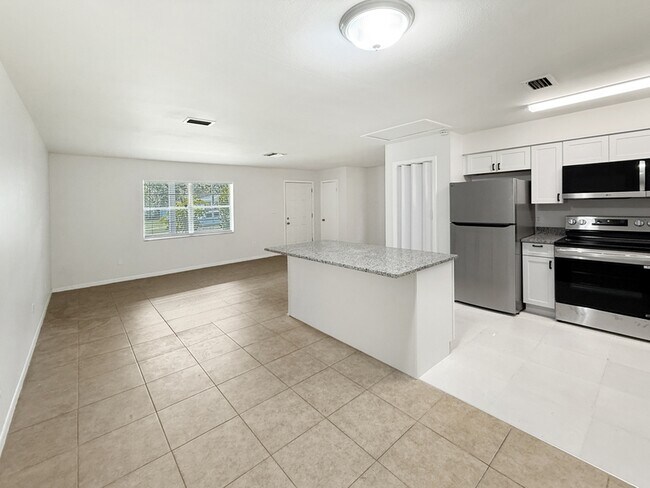 Building Photo - 6805 Mathers Ln