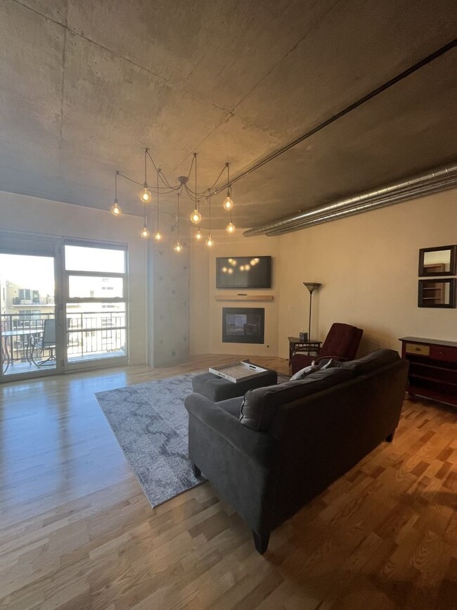 Building Photo - Available May 10th, 2025-Beautiful and Spa...