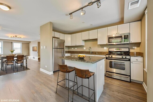 Building Photo - 2545 W Catalpa Ave