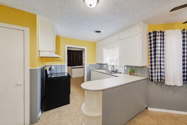 Building Photo - 1002 Lowrie St