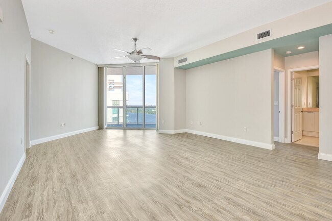 Building Photo - 231 Riverside Dr