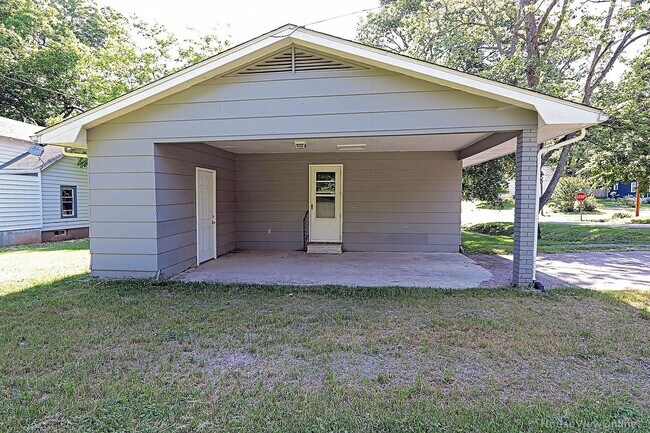 Building Photo - 1105 South West End Boulevard