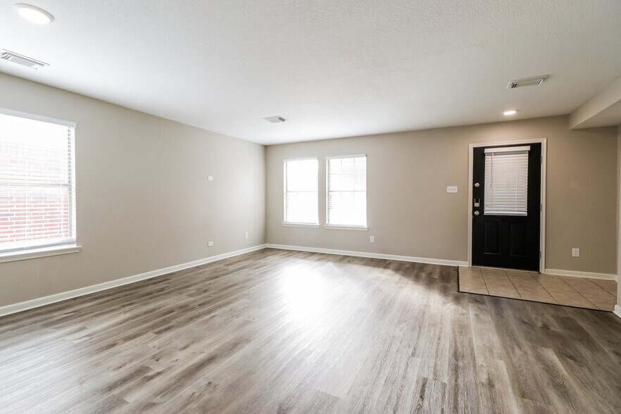 Building Photo - 15406 Hensen Creek Dr