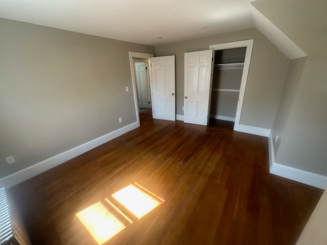 Building Photo - 550 Maple Ave