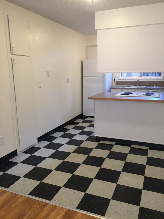 Building Photo - Upper 2bed, hardwoods, dishwasher, on-site...