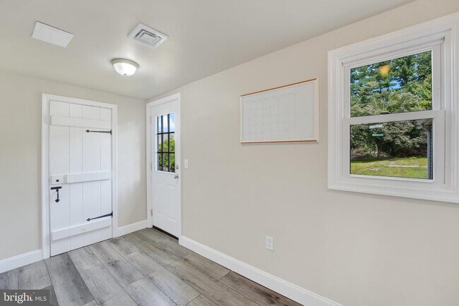 Building Photo - 211 Gale Ln